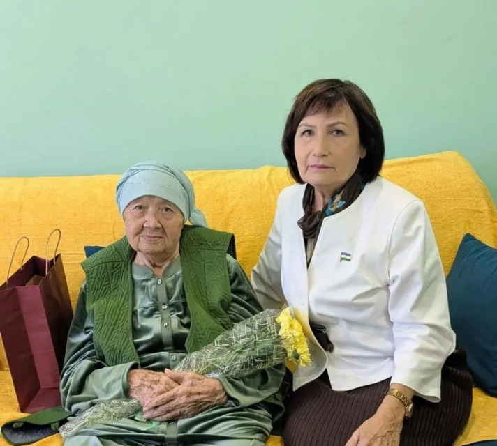 Депутат Совета поздравил с 96-летием старейшего жителя г. Кумертау, труженика тыла - Карлугач Рахимовну!